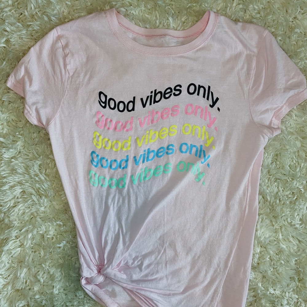 “good vibes only” graphic tee!!🍭🎟⁣⁣